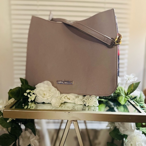 Betsy saffiano textured leather shoulder bag that features glamorous gold-tone - Picture 4 of 7